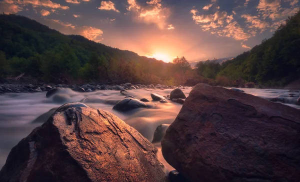 Sonnenaufgang über dem schönen Gebirgsfluss — Stockfoto