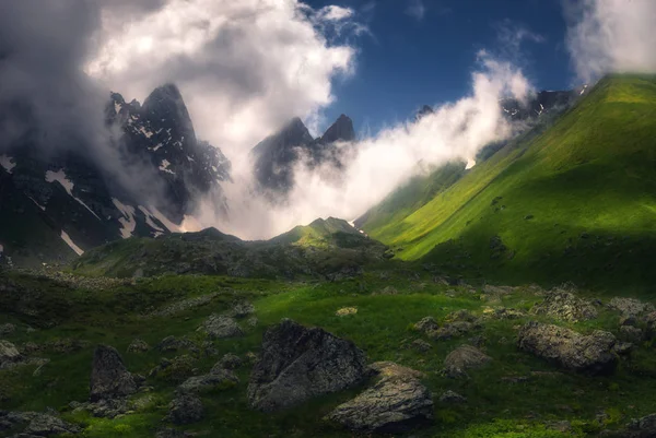 Paisaje vista de una hermosa escena de montañas brumosas — Foto de Stock