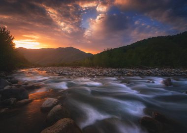 gün batımı zamanında akan nehir hızlı dağ