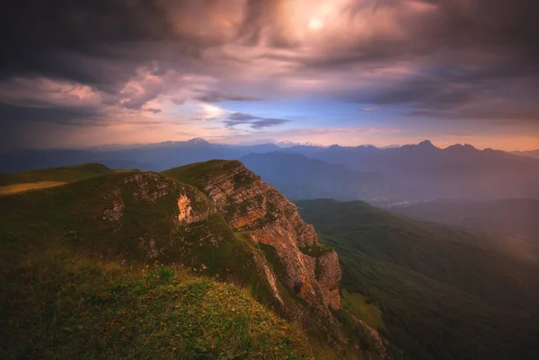 Горный летний пейзаж с красочными облаками — стоковое фото