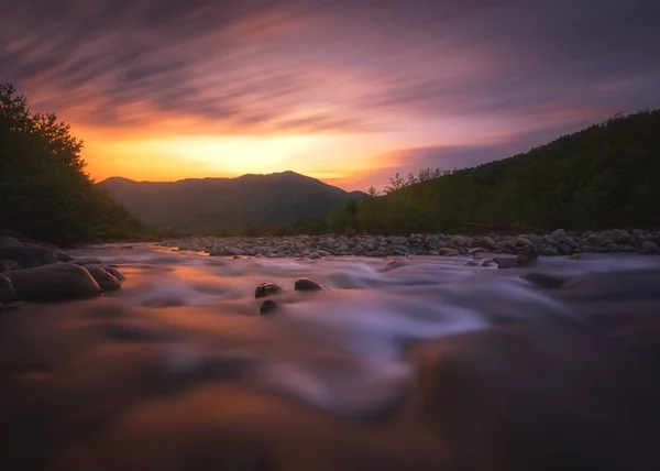 Fiume di montagna veloce che scorre nel tempo del tramonto — Foto Stock