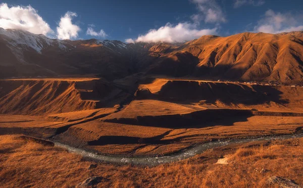 Поздней осенью вид на Кавказские горы — стоковое фото