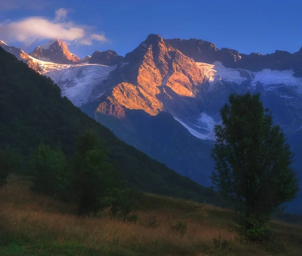 Pohled na pohoří Kavkaz v Racha, Gruzie — Stock fotografie