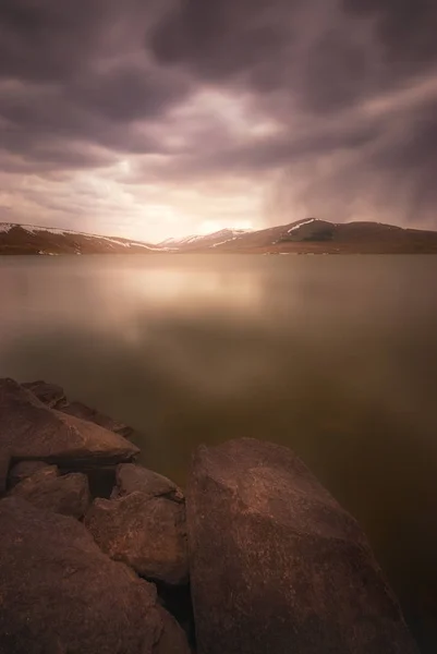 Paravani-See in Georgien, Kaukasus. Frühlingszeit — Stockfoto