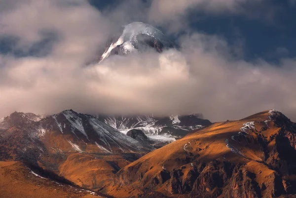 Herbst Blick auf kasbek Berg in Georgien. — Stockfoto