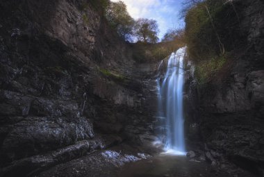 sonbahar şelale peyzaj