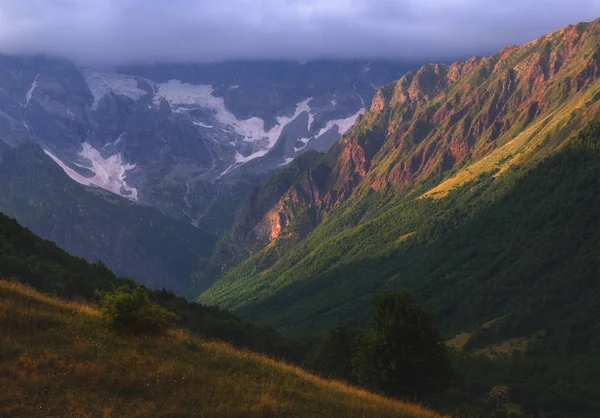 Lugar tranquilo en las montañas de Georgia — Foto de Stock