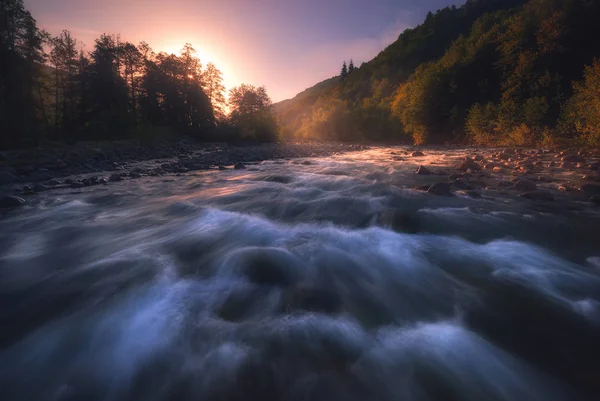 Sunrise over fast mountain river — Stock Photo, Image