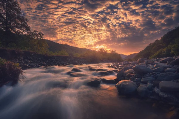 Sunrise over fast mountain river — Stock Photo, Image