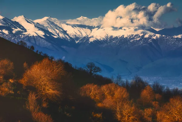 El paisaje de otoño de montaña con bosque colorido — Foto de Stock