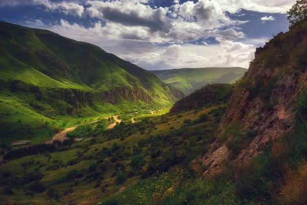 Valle de la primavera en Georgia, montañas del Cáucaso — Foto de Stock