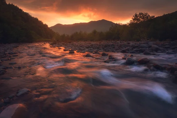 Sunrise over fast mountain river — Stock Photo, Image