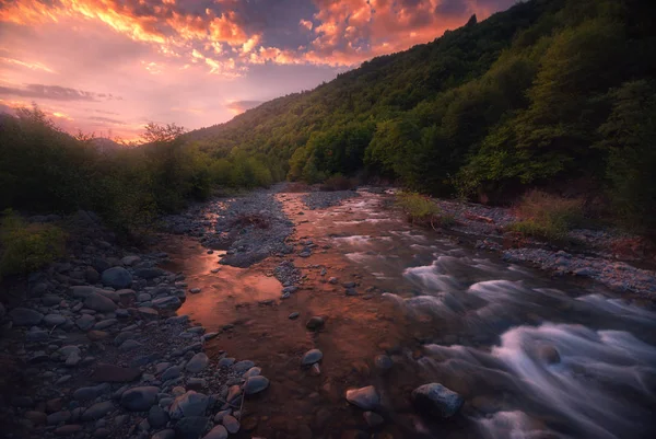 Alba sul fiume di montagna veloce — Foto Stock
