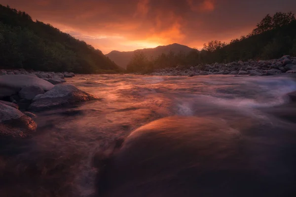 Alba sul fiume di montagna veloce — Foto Stock