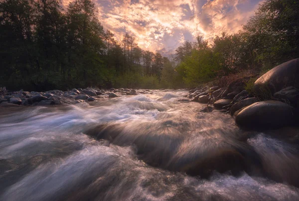 Sunrise over fast mountain river — Stock Photo, Image