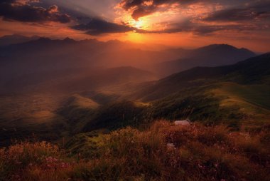 Işık huzmeleri bulutların arasından geçer, güzel dağ manzaraları, Georgia, Kafkasya