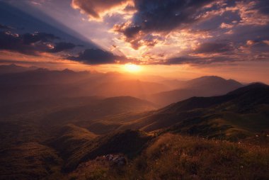 Işık huzmeleri bulutların arasından geçer, güzel dağ manzaraları, Georgia, Kafkasya