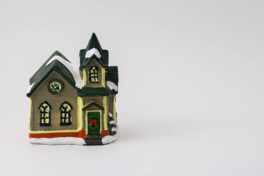 Beyaz bir arka plan üzerinde renkli oyuncak ev