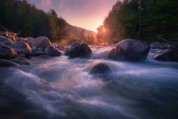 Beautiful sunny summer landscape. Fast flowing mountain river — Stock Photo, Image