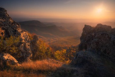 Gürcistan Kafkasya dağlarının geç sonbahar görünümü