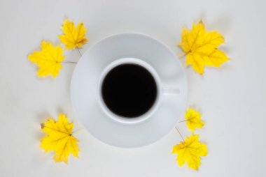 Sonbahar yapraklı kahve kupası beyaz arka planda. Düz konum, üst görünüm stok fotoğrafı