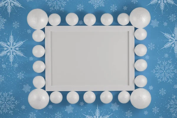 Marco blanco y decoración navideña sobre fondo azul. Acostado. Una maqueta de fiesta. Tarjeta de invitación o de felicitación . — Foto de Stock