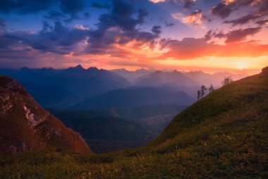 Işık huzmeleri bulutların arasından geçer, güzel dağ manzaraları, Georgia, Kafkasya