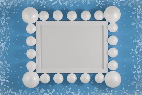 Weißer Rahmen und Weihnachtsdekoration auf blauem Hintergrund. flach lag. Party-Attrappe. Einladung oder Grußkarte — Stockfoto