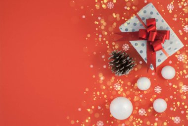 Güzel hediyeli ya da hediye kutulu Noel arkaplanı, karlı kozalaklar ve dekoratif kartopu, tatil. Üst görünüm. 