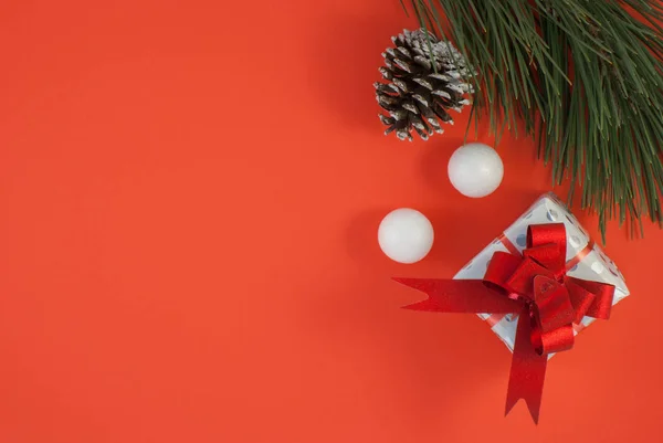 Weihnachten Roter Hintergrund Geschenk Oder Geschenk Schachtel Und Weihnachtsdekoration Draufsicht — Stockfoto