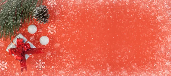 美しい贈り物やプレゼントボックス 雪の松のコーンや装飾的な雪玉 休日とクリスマスの背景 トップ表示 — ストック写真