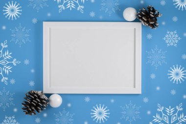 Noel ya da yeni yıl tatili kompozisyonu. Resim çerçevesi, çam kozalakları ve moda arka planında Noel topları. Üst Manzara. Düz yatıyordu