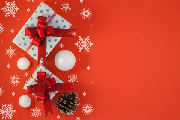 Fondo Navidad Con Hermoso Regalo Caja Regalo Cono Pino Nevado — Foto de Stock