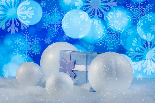 プレゼントやプレゼントボックスと休日のライトの背景に対する装飾的な雪玉とクリスマスの組成 — ストック写真