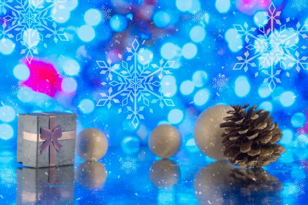 雪の中で美しいクリスマスプレゼントやプレゼントボックスや休日のライトの背景に対する装飾 — ストック写真