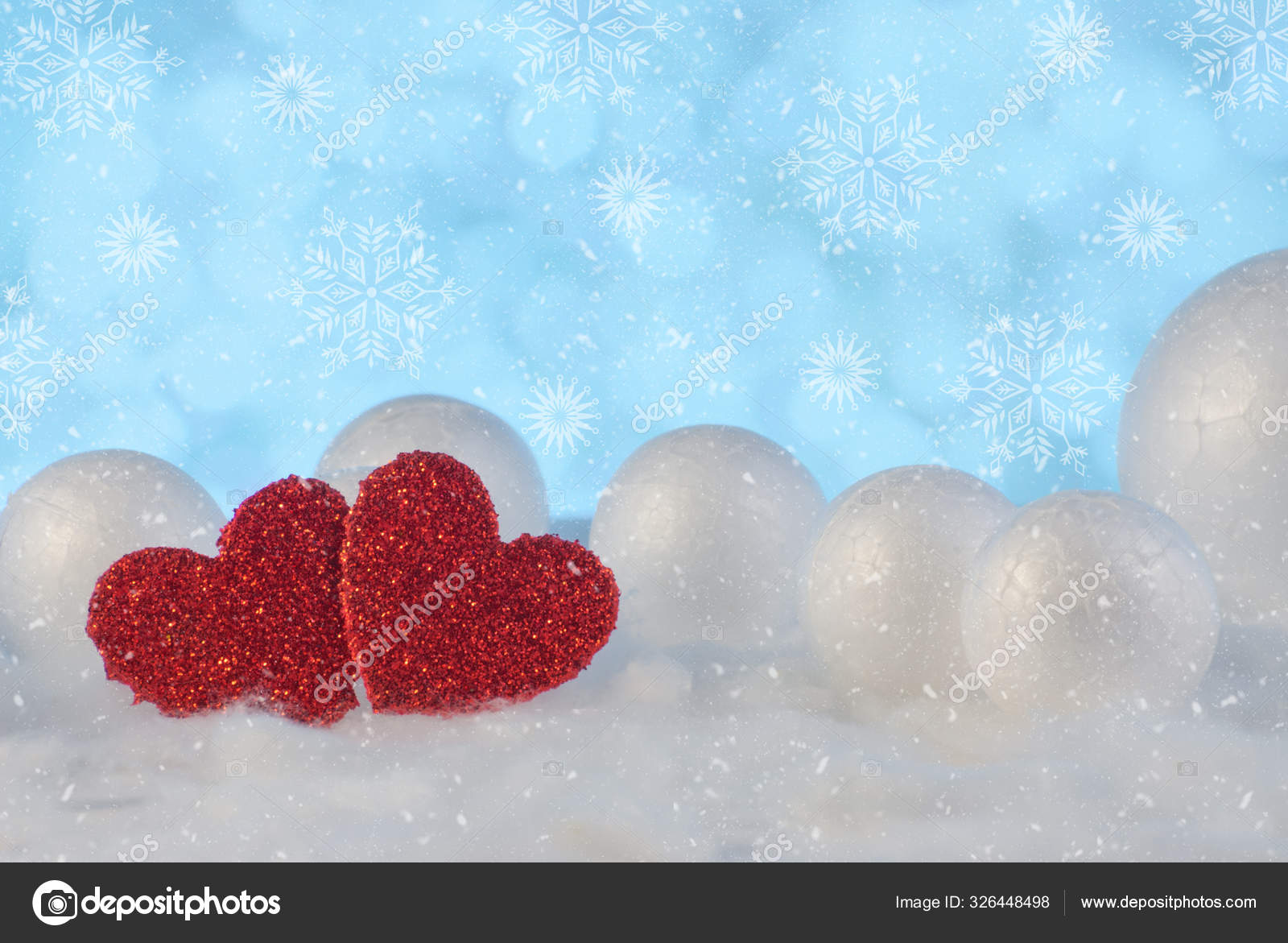 两个美丽浪漫的古埃及红心在一个美丽的雪冬背景下在一起爱与情人节的概念 图库照片 C Sozelmel