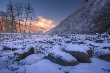 Kafkasya bölgesindeki karlı dağların kış manzarası, Racha. Kış akşamı, gün batımı