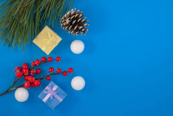 Fondo Navidad Con Hermoso Regalo Caja Regalo Cono Pino Nevado — Foto de Stock