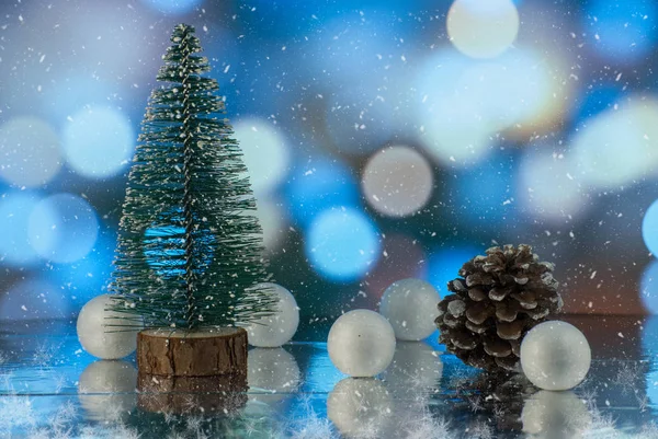 Christmas Composition Christmas Tree Pine Cone Decorative Snowballs Holiday Lights — ストック写真