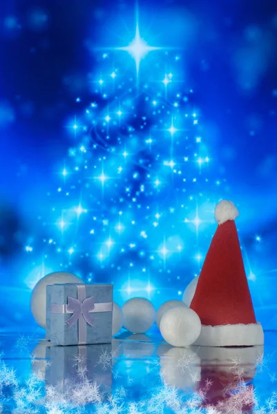 Composición Navideña Con Árbol Navidad Gorra Santa Claus Caja Regalo — Foto de Stock