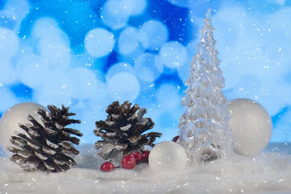 Karácsonyi Kompozíció Karácsonyfával Fenyőtobozzal Dekoratív Hógolyókkal Ünnepi Fényekkel Háttér — Stock Fotó