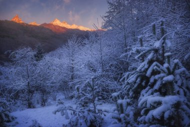 Kafkasya bölgesindeki karlı dağların kış manzarası, Racha. Kış akşamı, gün batımı