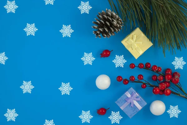 Feliz Navidad y Felices Fiestas tarjeta de felicitación, marco, bandera, fondo azul, vista superior. Puesta plana — Foto de Stock
