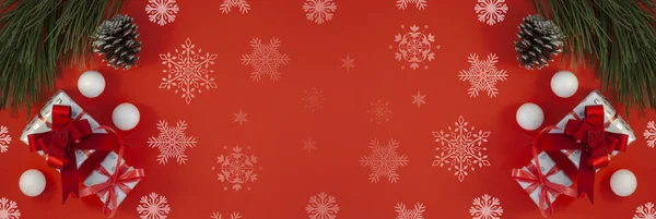 Boldog karácsonyt és boldog ünnepeket üdvözlő kártya, keret, banner, fenyőtoboz és dekoratív hógolyók piros háttér — Stock Fotó
