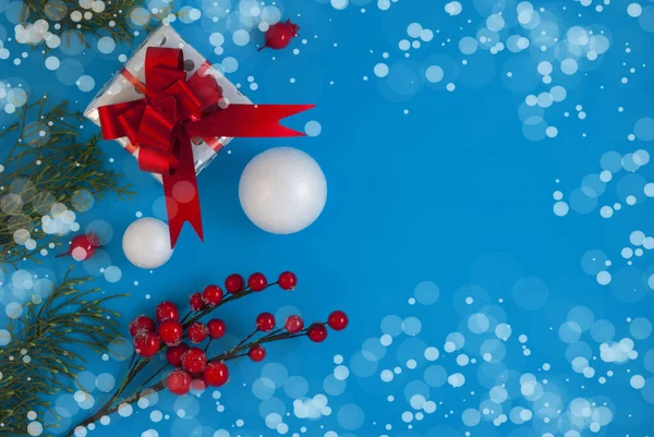 Karácsony és újév ünnep háttér. Üdvözlőlap. Karácsonyi ajándék és díszek kék háttér — Stock Fotó