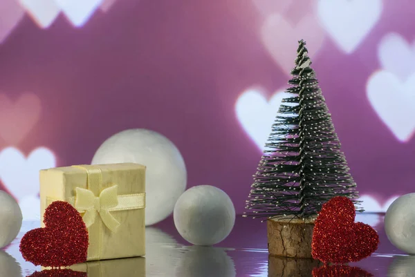 Різдвяна композиція з ялинкою, серцями, подарунком або подарунком і декоративними сніговими ящиками проти святкових вогнів. — стокове фото
