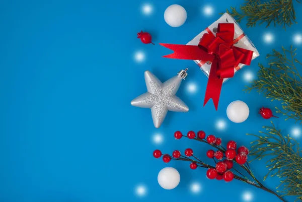 Fondo de Navidad con hermoso regalo o caja de regalo, estrella y bola de nieve decorativa, vacaciones. Vista superior — Foto de Stock