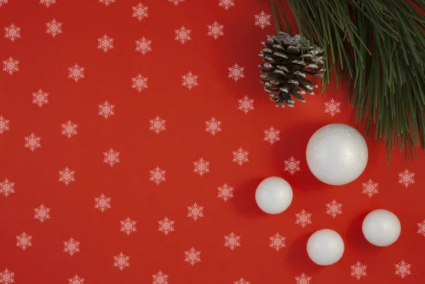 Feliz Navidad y Felices Fiestas tarjeta de felicitación, marco, pancarta, conos de pino y bolas de nieve decorativas — Foto de Stock