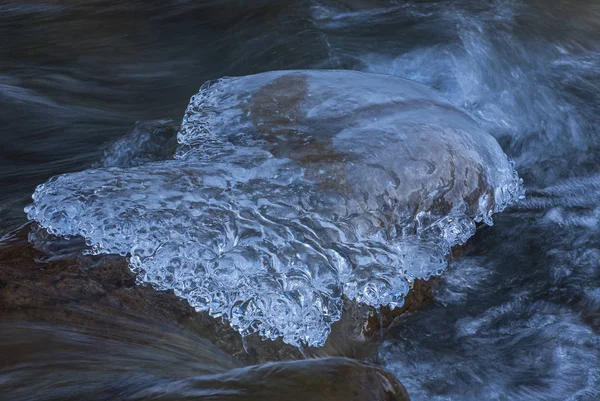 Winter river. ice and snow in water with rocks — 스톡 사진