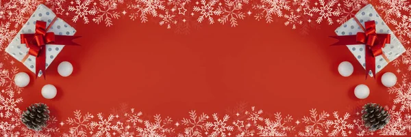 Kerstachtergrond met mooi cadeau of geschenkdoos, besneeuwde dennenappels en decoratieve sneeuwballen, vakantie. Bovenaanzicht — Stockfoto